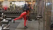 卧推杠铃秀完美腹肌！小姐姐健身房苦练身材惹人羡