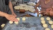 福建大叔做面包34年，3-6块1个有7种口味，高峰一天做2000个不够卖