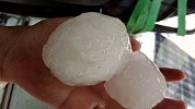 拳头大冰雹突袭广西百色 路边车辆挡风玻璃被砸穿 民房破损严重