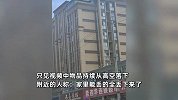 小区里有人持续高空抛物，“能扔的都扔了”，特警破门将人带走