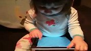 [搞笑]2岁小孩玩ipad，可爱
