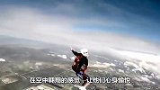 男子跳伞时，迎面飞来两只老鹰，男子惨遭它们袭击！