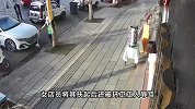 女子扶摔倒环卫工反被骂，怪女子倒水致其摔倒！商户曝监控还清白