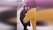 老太偷东西被抓亲店主手挣脱：好孩子 这么白呢！