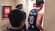 【PP体育在现场】万幸！赵睿检查伤势无碍 从更衣室返回球场
