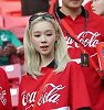 吐舌搞怪！韩国女星Winter现场为球队加油