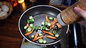 秋葵的最佳吃法，我认为秋葵炒胡萝卜是秋葵的最佳吃法