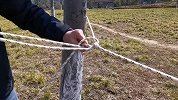 户外一定要学会得滑轮结，强大的拉力，可将绳子绷的又紧又直