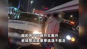男子遭城管执法车“开门杀”倒在宾利上，交警判其主责，网友炸锅