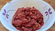 酸汤牛肉这样做嫩滑入味，做法简单，酸辣又下饭