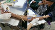 98岁爷爷抽血100岁奶奶帮捂眼睛 网友：爱情最好的样子
