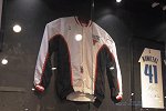 【鞋圈儿】NBA旗舰店镇店之宝：乔丹亲穿出场服 老詹GU球鞋