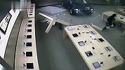 实拍：盗贼驾车撞入苹果店疯狂盗取苹果产品