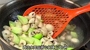 天热不知道吃啥，就试试这道丝瓜炒口蘑，清爽可口，营养又美味