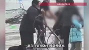 一家三口河道冰面上玩耍不慎落水，热心市民及时上前合力救援