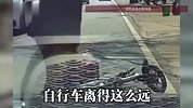 女子骑车摔倒，男子好心扶起反被讹诈“是你按喇叭吓的我”，行车记录仪曝光真相