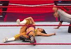 WWE女子大混战！三人疯狂摔跤亮点十足