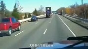 高速上货车上演“天女散花”，让后车防不胜防啊！