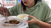 整理了一上午的家，中午吃的简单一点，香干炒辣椒，好吃又便宜