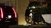 布克&詹纳叒约会！现身LA寿司店 随后一同乘车消失在夜色中