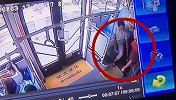 江西一男子公交上连摸4名女乘客 同伴一旁看热闹挑衅：你被摸了