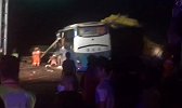 广东湛江两货车与大巴凌晨连环相撞已致1死多伤，救援现场曝光