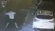 已婚男七夕约会失败怒砸小车 结果发现砸错了