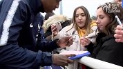 足球-18年-人气爆棚!法国队首日公开训练 签名合影忙不停-专题
