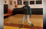秀翻天！网友秀新的上篮动作 NBA球员在场上绝对做不了这个