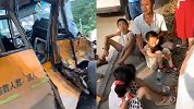 校车与大货车相撞滚下突破 多名低龄学生受伤衣服脸上有血迹