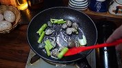 花甲怎么做好吃，简单又好吃的芹菜炒花甲，超级开胃