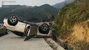 【广西】3公里连续下坡弯道！女司机过弯翻车差点冲出路外