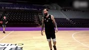 “吴超越”你又抢戏! 肯帝亚投篮游戏地上有钱！