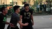 街球-15年-周杰伦现身北京东单蓝球场 杂耍运球独领风骚-新闻