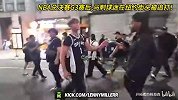 疯狂！赛后马刺球迷在纽约街头被一群人追打 衣服都被撕烂了