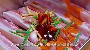 把五花肉放啤酒里泡一下，上锅煎好后皮脆肉嫩，好吃极了