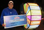 运气爆棚！男子买彩票中5万元 领奖时却拿走100万