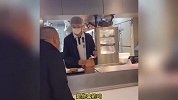 网曝服务员配餐少给3个鸡蛋，顾客怒找其理论反被怼：爱咋地咋地