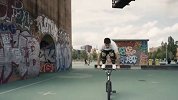 BMX和跑酷娴熟结合，自行车在他手里成了玩具！