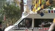 救护车撞限高杆被卡住，车顶装置被挤压变形，卡在路中等待救援