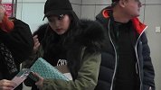 关晓彤又拎奶奶包现身机场  右手戒指超抢镜