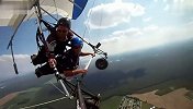户外猎奇-20111101-悬挂式滑翔雷人一幕