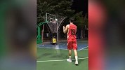 这样的投篮机很时尚啊！练习篮球的新方式
