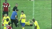 中国足协杯-14赛季-淘汰赛-1/4决赛-海牛王选宏瞬间色盲误传给对手并受伤倒地-花絮