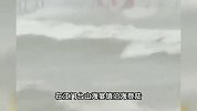 台风“塔巴”登陆广东掀起巨浪，记者顶风抓栏杆报道：浪花几米高