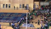 恒大球迷乱入挑衅国安远征军 辅警受伤国安球迷被抓