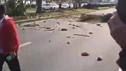 厦门环岛路一辆阿斯顿马丁跑车撞毁 车体断成两截