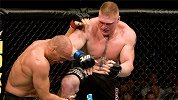 硬核跨界！WWE野兽入侵八角笼 残暴终结UFC八冠王