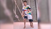 李宗伟在家教两个儿子打羽毛球 隔离期间仍每日运动暴汗