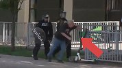 抓个正着！美国警察清场时用盾牌推搡路人 一名拄拐老人当场倒地